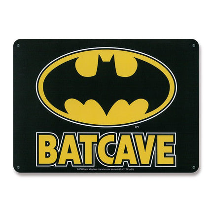 DC Comics Plakietka emaliowana Jaskinia Batmana 15 x 21 cm